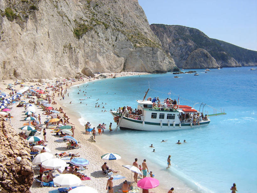 横图,俯视,室外,白天,旅游,度假,海洋,山,希腊,欧洲,行人,游客,游人,伞,雨伞,遮阳伞,海岸线,许多人,娱乐,阳伞,路人,旅客,一群人,享受,休闲,放松,摄影,太阳伞,希腊共和国,过客,爱奥尼亚群岛,伊奥尼亚群岛,莱夫卡斯州,海滩,彩图,高角度拍摄,艾奥尼亚群岛