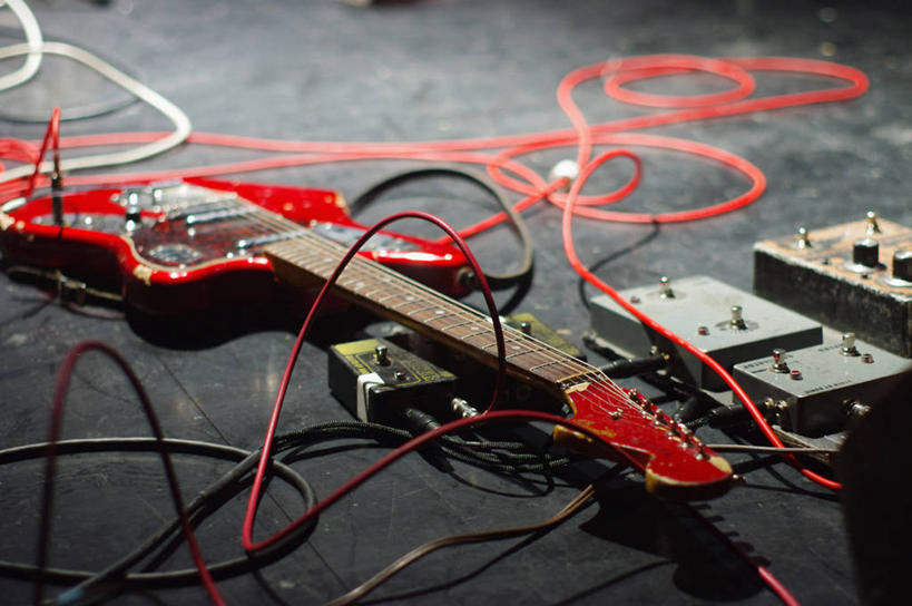 无人,舞台,横图,室内,特写,瑞士,环绕,缠绕,电吉他,乐器,音乐,红色,摄影,金属丝,扩音器,纠缠,彩图