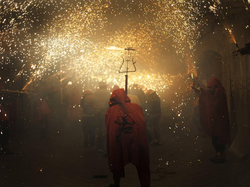 横图,室外,夜晚,西班牙,巴塞罗那,朦胧,模糊,庆祝,火花,许多人,一群人,摄影,照亮,恶魔,步行,彩图,传统节日