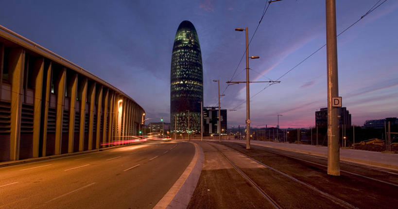 无人,横图,室外,夜晚,商务,城市,建筑,路,西班牙,巴塞罗那,杆,现代,天空,运输,摄影,照亮,阿格巴塔,彩图