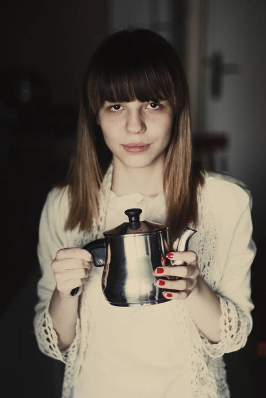 成年人,一个人,站,微笑,竖图,室内,特写,白天,正面,满意,信心,仅一个年轻女性,仅一个女性,仅一个人,首都,拿着,休闲装,饮食,茶壶,摄影,肖像,安卡拉,年轻女性,女人,女性,年轻人,半身,彩图,美人