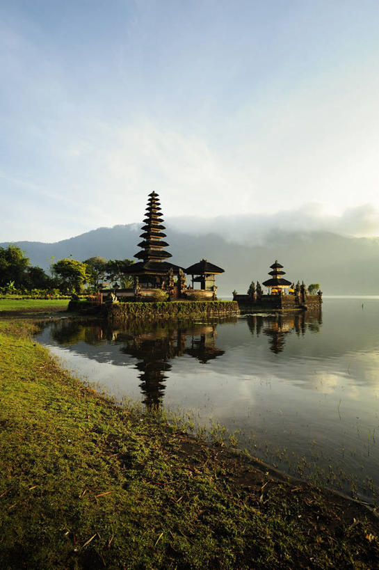 无人,竖图,室外,日出,湖,山,雾,建筑,印度尼西亚,对称,反射,河岸,云,历史,草,树,天空,摄影,宗教,宁静,印度教,布拉坦湖,彩图,巴厘