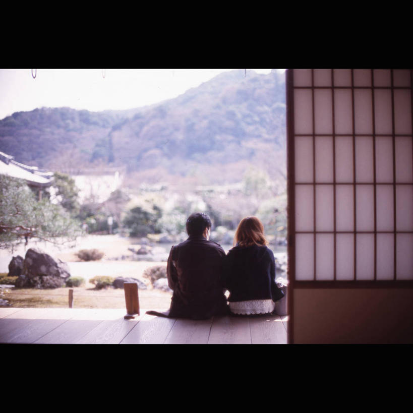 成年人,两个人,坐,方图,室内,白天,山,门,日本,连接,浪漫,拿着,树,背面,天空,自然,放松,摄影,异性恋,男人,女人,岩石,休闲活动,手牵手,半身,彩图,爱