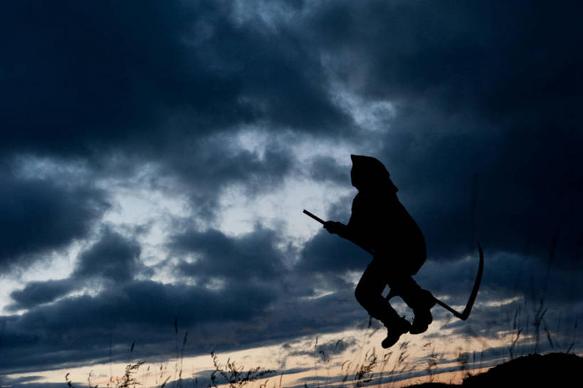 一个人,跳,横图,室外,神秘,日落,俄罗斯,朦胧,模糊,云,半空,拿着,摄影,怪异,死亡,恐怖,威胁,剪影,彩图