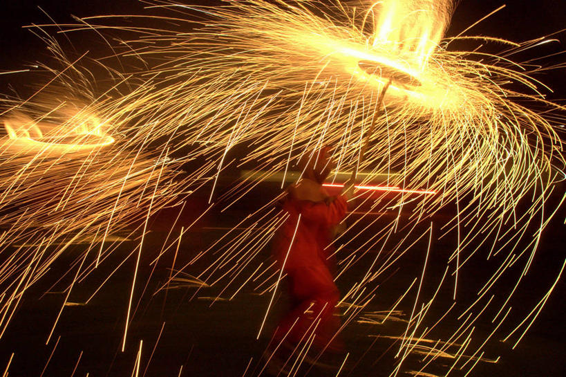 一个人,站,横图,室外,夜晚,爆炸,西班牙,朦胧,模糊,庆祝,火花,拿着,焰火,摄影,巴伦西亚省,彩图,传统节日