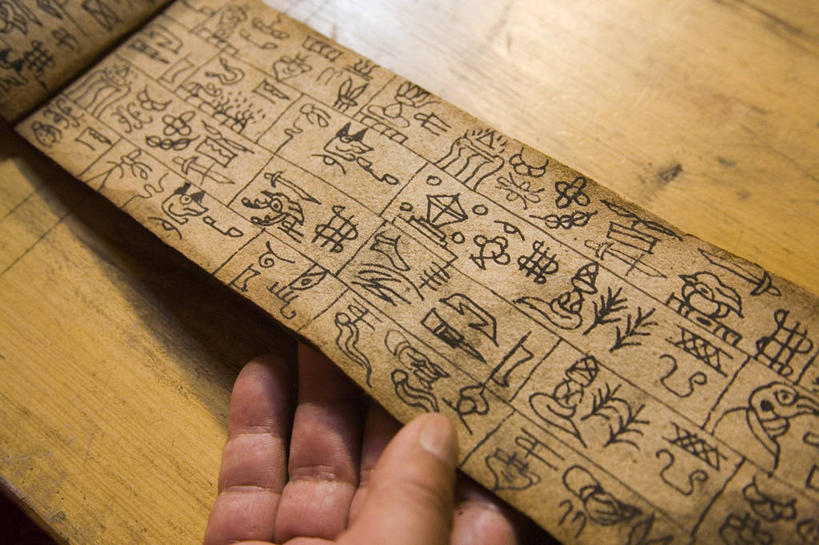 一个人,横图,室内,通讯,丽江,标志,文字,字符,字母,古典,拿着,标识,纳西族,手指,人体,摄影,部分,中国文化,云南省,彩图