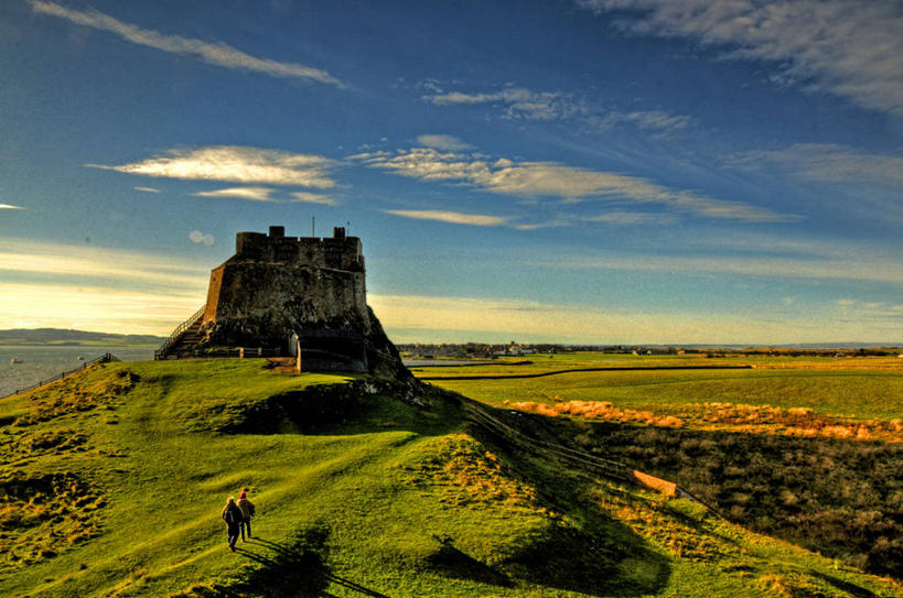 两个人,横图,俯视,室外,日落,建筑,英国,行人,游客,游人,朦胧,模糊,城堡,云,历史,堤道,路人,旅客,草,天空,自然,摄影,过客,步行,彩图,高角度拍摄