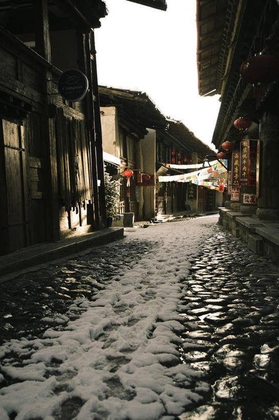 无人,竖图,室外,白天,雪,城市,建筑,街道,日光,天气,寒冷,摄影,云南省,万里无云,香格里拉县,彩图,巷