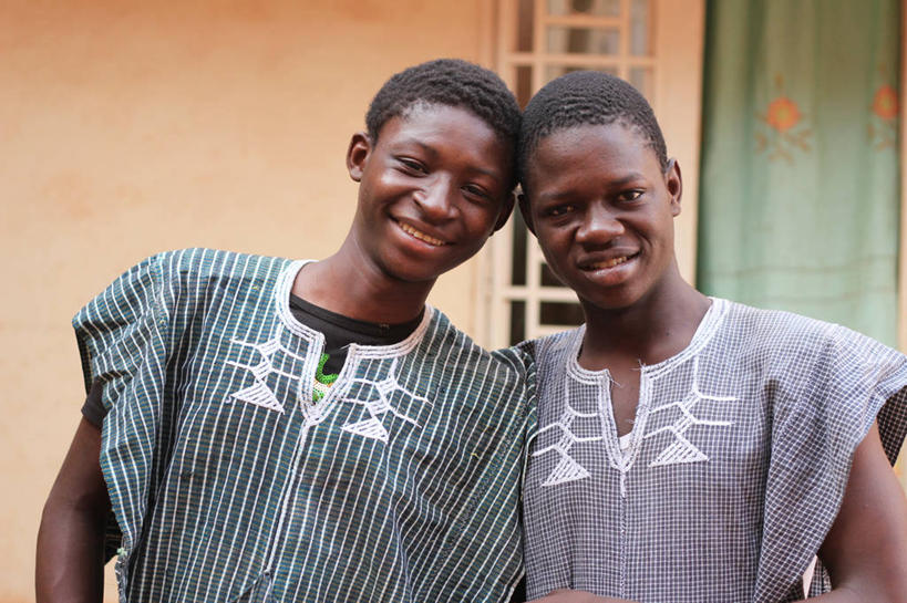 成年人,中年人,脸,头,脸颊,两个人,站,微笑,横图,室外,白天,正面,满意,友谊,幸福,非洲,马里,连接,并排,首都,休闲装,肩膀,摄影,肖像,阿非利加洲,巴马科,马里共和国,西非,中年男性,非洲人,头部,脸部,脸蛋,面部,彩图