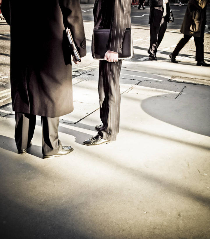 成年人,四个人,商务人士,商务男性,站,竖图,室外,白天,衬衫,商务,讨论,城市,道路,街道,路,公路,鞋子,日光,英国,欧洲,伦敦,套装,文件,交通,首都,拿着,摄影,企业,公司,西欧,商务装,大不列颠,合伙,工薪阶层,大不列颠及北爱尔兰联合王国,大不列颠及爱尔兰联合王国,雾都,劳埃德大厦,白领,上班族,马路,步行,彩图,衬衣,大不列颠王国,大英帝国,联合王国,日不落帝国