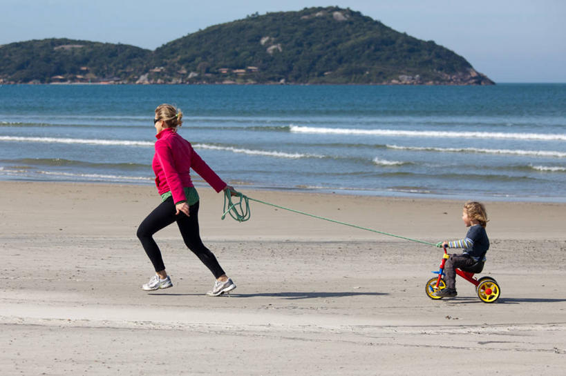 西方人,儿童,成年人,中年人,头发,两个人,家庭,母亲,儿子,坐,拉,横图,室外,白天,侧面,纯洁,海洋,山,巴西,欧洲,欧洲人,连接,沙子,三轮车,休闲装,小孩,绳子,温暖,温馨,一家人,金色,可爱,乐趣,童年,童趣,摄影,和睦,享乐,童真,烂漫,无邪,天真,男孩,男性,中年女性,白种人,孩子,海滩,休闲活动,步行,彩图,爱,融洽