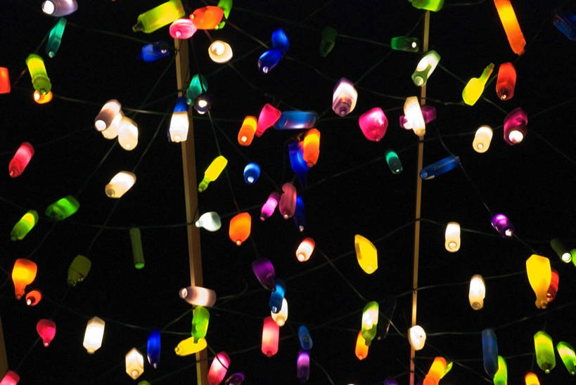 无人,横图,室外,夜晚,英国,许多,吊挂,悬挂,丰富,庆祝,塑胶,首都,很多,挂,注视,天空,瓶子,观察,看,摄影,多样,观看,照亮,察看,照明设备,关注,想法,彩图