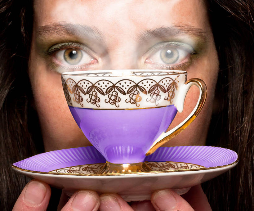 西方人,成年人,中年人,老年人,一个人,横图,特写,欧洲,美国,欧洲人,仅一个女性,仅一个人,蒸汽,热,拿着,饮食,紫色,茶碟,仅一个中年女性,凝视,人体,摄影,肖像,式样,女人,女性,中年女性,白种人,设计,茶杯,彩图,爱荷华