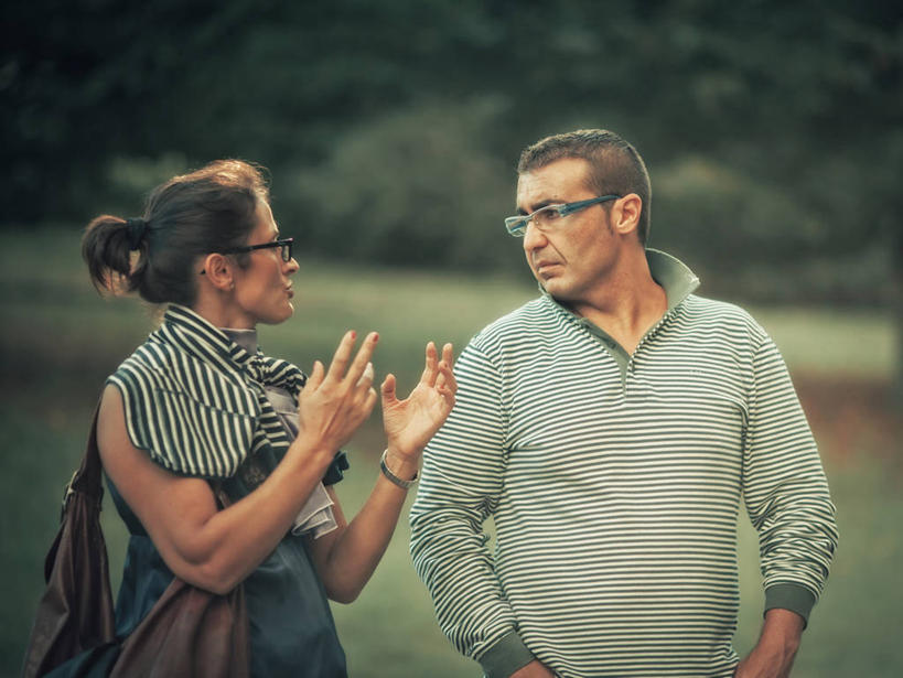 成年人,中年人,头发,两个人,横图,室外,白天,讨论,通讯,意大利,冲突,眼镜,休闲装,手势,面对面,金色,摄影,马尾辫,写实,异性恋,中年男性,中年女性,说话,半身,彩图,伴侣,打手势