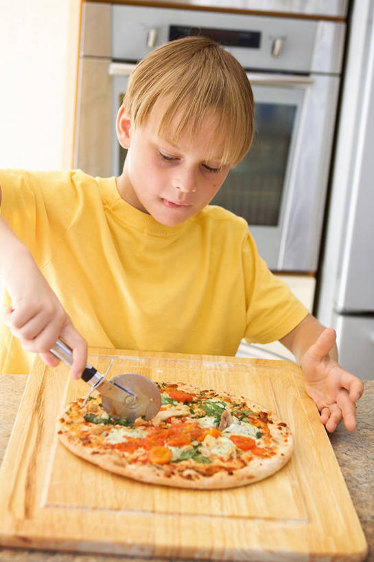 点心,面包,西方人,儿童,脸,头,脸颊,一个人,家庭,竖图,室内,白天,纯洁,厨房,法国,欧洲,欧洲人,仅一个男性,仅一个人,切开,灶台,食品,面点,吐司,肩膀,食物,糕点,小孩,切,仅一个小孩,温暖,温馨,一家人,可爱,童年,童趣,摄影,法式面包,和睦,专心,切断,剖面,童真,吐司面包,烂漫,无邪,切面,比萨饼,批萨轮刀,天真,男孩,男人,男性,白种人,孩子,头部,脸部,脸蛋,面部,彩图,多士,听型面包,融洽,男生