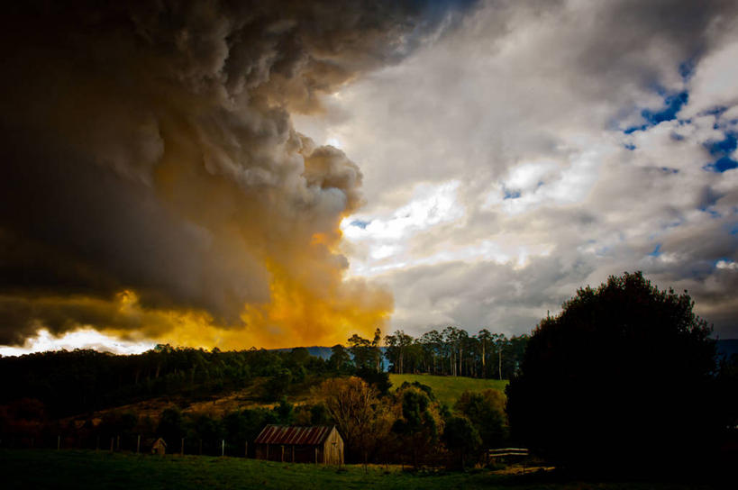 无人,横图,室外,白天,美景,森林,树林,火,澳大利亚,环保,景观,云,自然灾害,燃烧,热,树,自然,烟,景色,摄影,能源,回收,资源,自然风光,塔斯马尼亚,利用,低碳,循环,持续,森林火灾,彩图