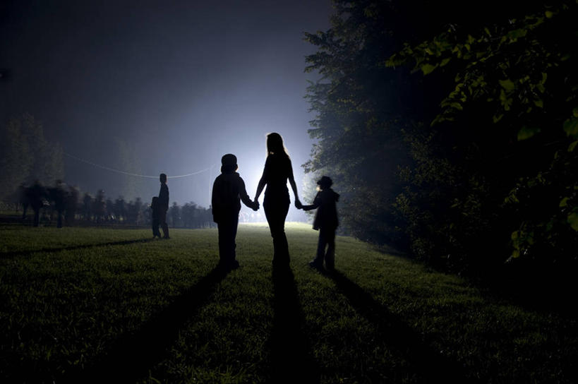 儿童,成年人,四个人,家庭,夫妻,母亲,父亲,女儿,儿子,站,横图,室外,夜晚,爱情,纯洁,加拿大,五个人,连接,浪漫,休闲装,草,树,小孩,天空,夏天,温暖,温馨,父子,母子,一家人,恩爱,父爱,可爱,母爱,童年,童趣,恋人,摄影,和睦,剪影,童真,烂漫,无邪,魁北克,魁北克市,天真,男孩,男人,男性,年轻男性,年轻女性,女孩,女人,女性,孩子,年轻人,夫妇,情侣,手牵手,彩图,伴侣,融洽,男生