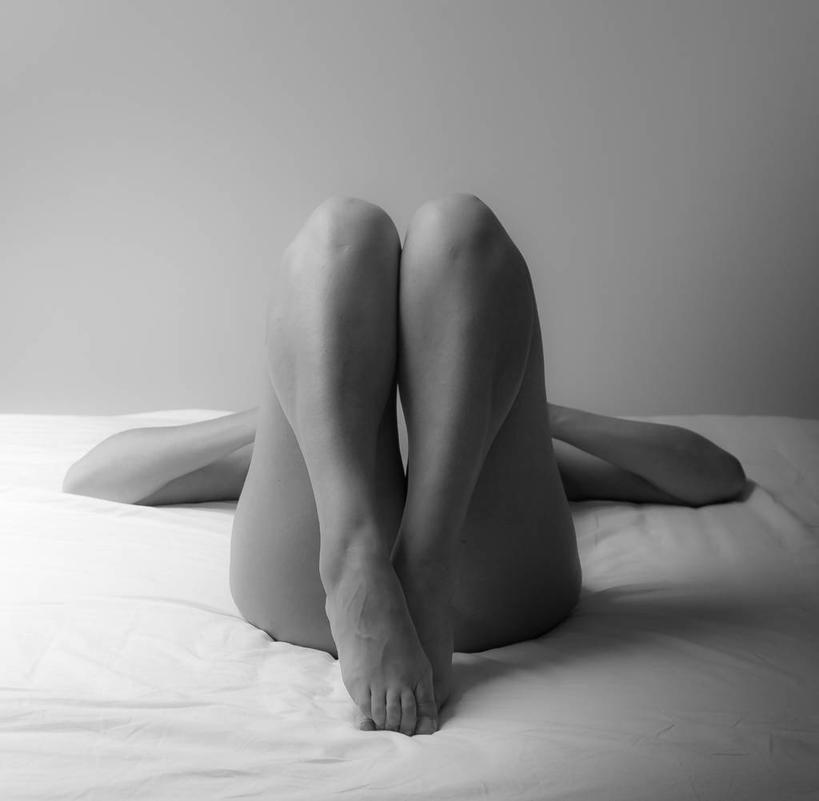 成年人,裸体,一个人,横图,黑白,室内,性感,床,卧室,西班牙,仅一个女性,赤脚,摄影,部分,仰卧
