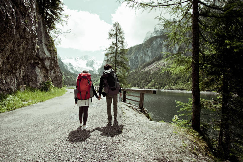 成年人,两个人,栏杆,横图,室外,白天,山,水,路,日光,奥地利,连接,阴影,悬崖,云,休闲装,草,树,背面,天空,自然,摄影,背包客,年轻男性,年轻女性,中国人,年轻人,步行,手牵手,彩图,爱,伴侣