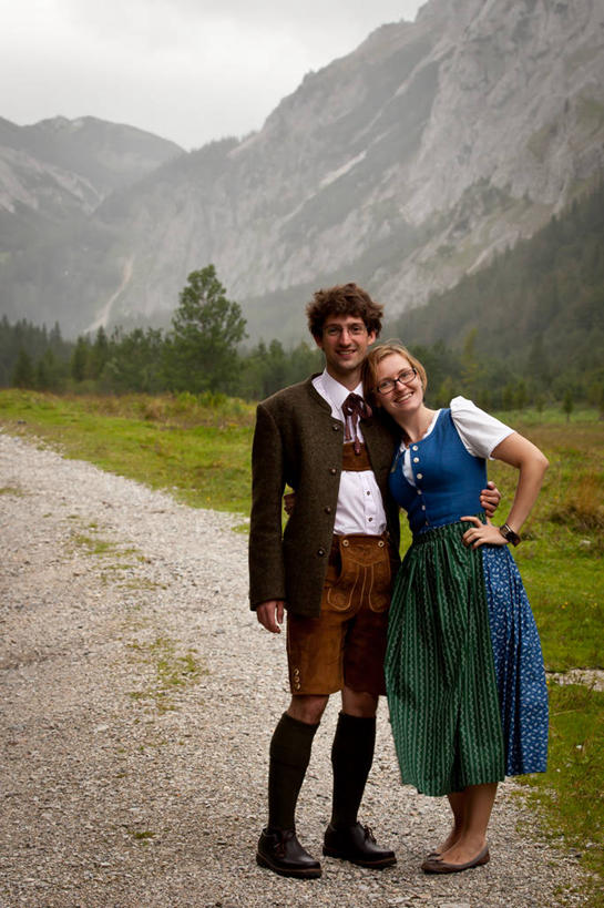 成年人,两个人,夫妻,站,微笑,竖图,室外,白天,正面,爱情,满意,幸福,美景,山,奥地利,连接,并排,眼镜,景观,浪漫,草,树,天空,自然,叉腰,景色,恩爱,恋人,摄影,自然风光,肖像,异性恋,年轻男性,年轻女性,年轻人,夫妇,情侣,彩图,传统服装,爱,伴侣