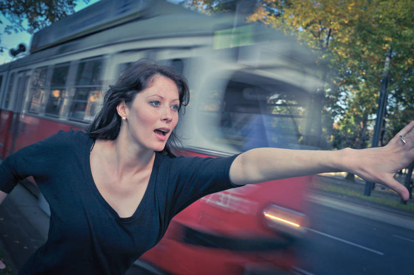 西方人,成年人,脸,头,脸颊,头发,一个人,跑,横图,室外,白天,正面,运动模糊,街道,路,汽车,奥地利,欧洲,维也纳,欧洲人,仅一个年轻女性,仅一个女性,仅一个人,首都,肩膀,树,黑色,招手,运输,摄影,迅速,越过,紧迫,年轻女性,女人,女性,白种人,年轻人,头部,脸部,脸蛋,面部,彩图