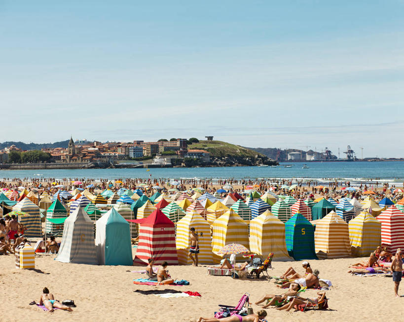 躺,横图,室外,白天,泳装,度假,海洋,西班牙,一排,许多,整齐,沙子,很多,许多人,排列,一群人,放松,摄影,享乐,队列,阿斯图里亚斯,海滩,彩图,欢乐,希洪