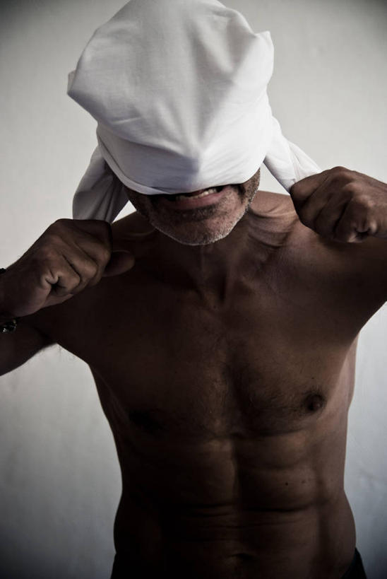 成年人,一个人,站,竖图,特写,白色背景,正面,纺织品,法国,仅一个男性,覆盖,咬,拿着,裸露,愤怒,摄影,咬着,隐藏,裸,问题,挫败,半身,彩图,影棚拍摄,晕影