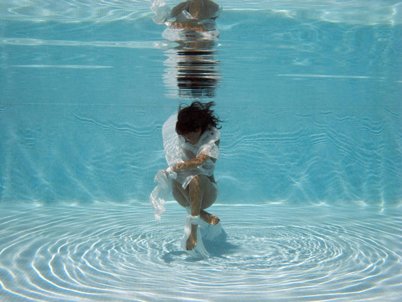 成年人,中年人,一个人,游泳池,横图,室外,白天,性感,水下,水,意大利,仅一个女性,仅一个人,波纹,休闲装,白色,仅一个中年女性,摄影,问题,危险,女人,女性,中年女性,彩图