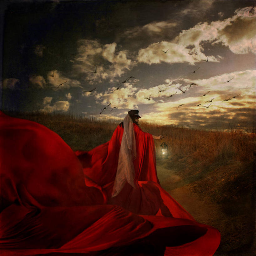 成年人,中年人,老年人,一个人,方图,室外,神秘,美景,风,美国,仅一个女性,仅一个人,一群,许多,鸟类,灯笼,景观,田地,乌云,很多,半空,拿着,飞,红色,天空,自然,黄昏,仅一个中年女性,景色,摄影,怪异,照亮,自然风光,女人,女性,中年女性,步行,彩图,独处