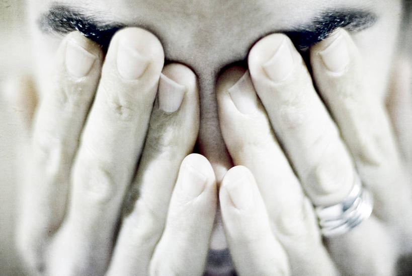 西方人,成年人,中年人,老年人,手,一个人,摸,横图,室外,特写,白天,法国,欧洲,欧洲人,仅一个男性,仅一个人,仅一个中年男性,抚摸,戒指,个性,遮,遮掩,人体,摄影,部分,掩盖,遮挡,遮盖,掩饰,土伦,男人,男性,中年男性,白种人,触摸,接触,彩图,困窘