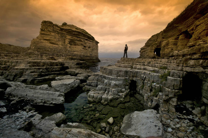 一个人,站,横图,室外,日落,云,风景,橙色,摄影,宁静,岩层,黑海,自然地理,岩石,彩图