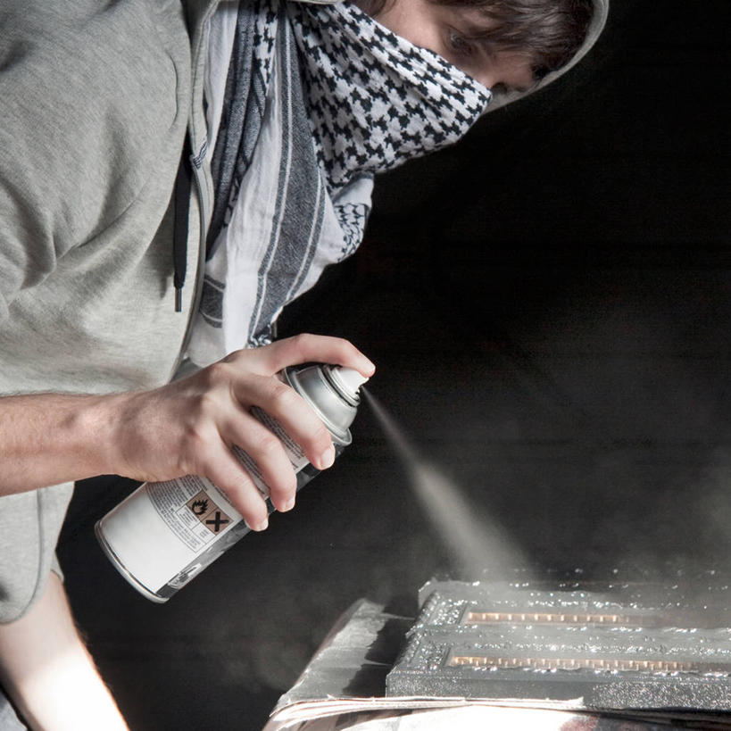 西方人,成年人,一个人,方图,室内,侧面,英国,欧洲,欧洲人,仅一个男性,仅一个人,喷,拿着,休闲装,仅一个年轻男性,围巾,摄影,创造力,专心,作画,技能,美术工艺,喷雾罐,男人,男性,年轻男性,白种人,年轻人,半身,彩图,风帽