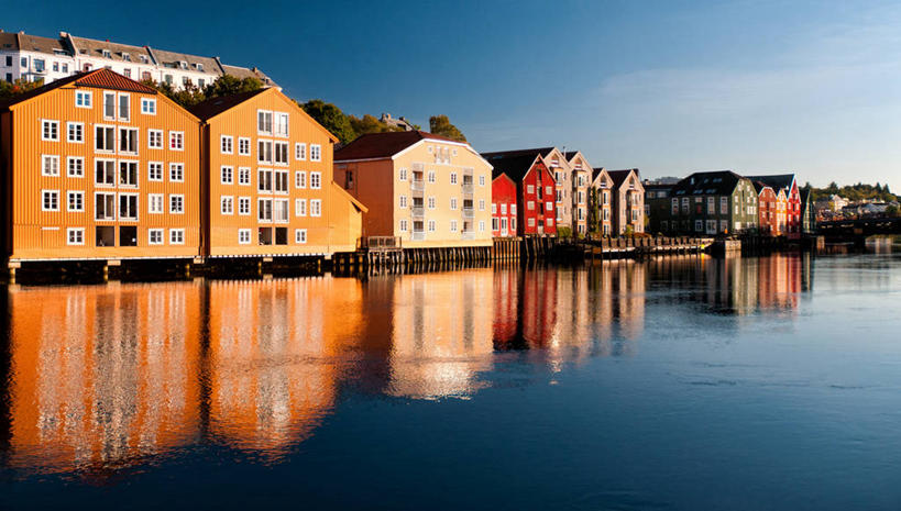 无人,横图,室外,白天,河流,建筑,挪威,一排,对称,整齐,反射,仓库,排列,天空,工业,摄影,队列,彩图,特隆赫姆