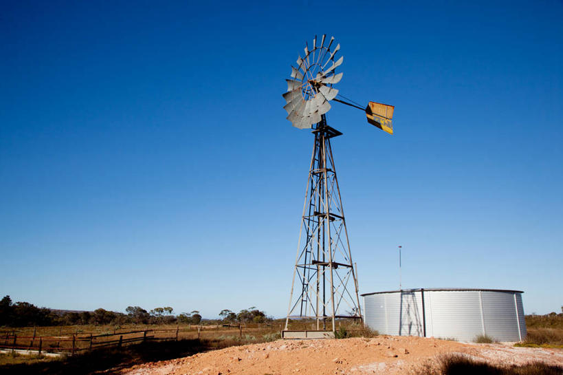 无人,横图,室外,白天,技术,澳大利亚,风力,水塔,地形,天气,蓝色,天空,摄影,能源,干旱,替代能源,环境保护,南澳大利亚,风轮机,彩图