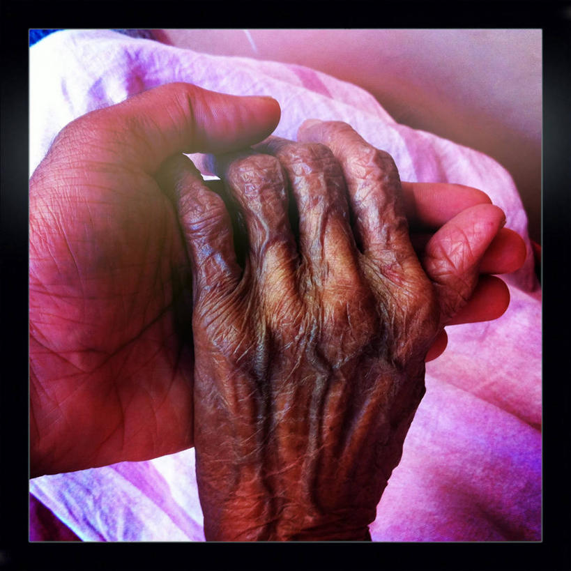 成年人,老年人,手,皱纹,两个人,方图,室内,印度,联系,拿着,人体,摄影,支撑,部分,卡纳塔克邦,老年女性,年轻男性,女人,女性,年轻人,手牵手,彩图