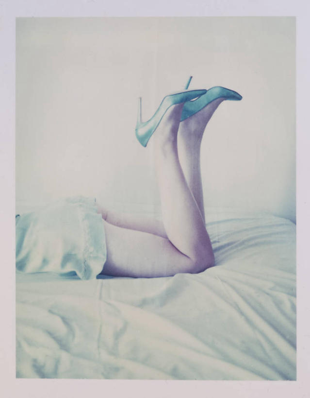 成年人,腿,一个人,躺,竖图,室内,白天,高跟鞋,时尚,性感,床,卧室,法国,仅一个女性,波纹,蓝色,趴着,放松,人体,摄影,部分,四肢,休闲活动,彩图