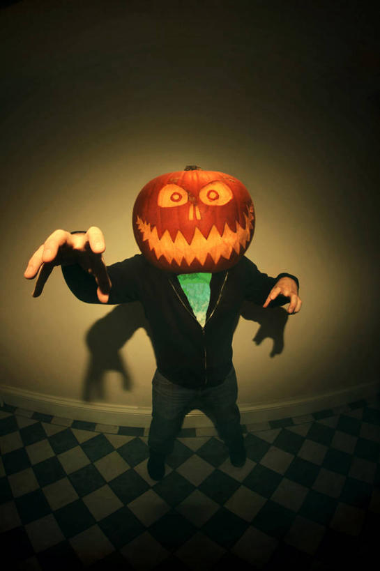 成年人,脸,头,脸颊,一个人,站,举,竖图,俯视,室内,夜晚,南瓜,蔬菜,照明,爱尔兰,仅一个男性,阴影,节日,庆祝,新鲜,装饰,墙,灯光,金瓜,食品,首都,休闲装,文化,镂空,番瓜,灯,食物,灯具,托,庆典,南瓜灯,万圣节,摄影,有机食品,绿色食品,纪念,幽默,怪异,华丽,修饰,麦瓜,倭瓜,照亮,点缀,笑脸,照明设备,肖像,聚光,衬托,美观,雅致,雅观,镂刻,惊骇,想法,头部,脸部,脸蛋,面部,举起,举手,举着,向上举,向上伸,向上托,彩图,高角度拍摄,传统文化,晕影