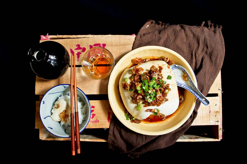 豆腐,无人,横图,俯视,筷子,大豆,洋葱,纺织品,马来西亚,黑色背景,葱,虾,食品,案板,饮食,水壶,碗,摄影,清新,中国文化,玉葱,干的,蒸菜,荷兰葱,海产,圆葱,洋葱头,球葱,葱头,彩图,高角度拍摄,影棚拍摄