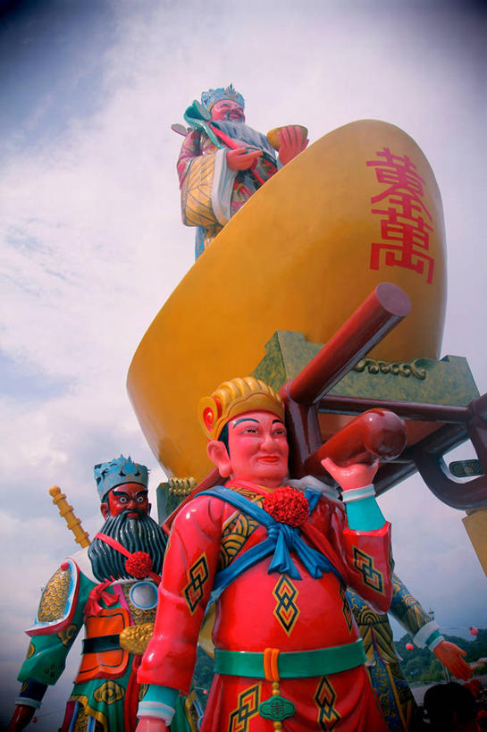 无人,竖图,室外,白天,仰视,马来西亚,庆祝,标志,雕像,符号,文字,字符,字母,云,标识,天空,摄影,宗教,创造力,性别符号,彩图,低角度拍摄,男性符号,传统文化,马来文化,柔佛