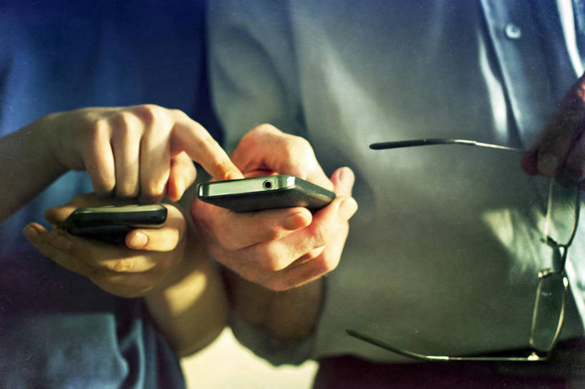 儿童,成年人,两个人,祖父,站,横图,室外,特写,白天,正面,衬衫,手机,日光,爱尔兰,并排,眼镜,首都,拿着,休闲装,比较,摄影,部分,无线电技术,男孩,男人,男性,孙子,触摸,彩图