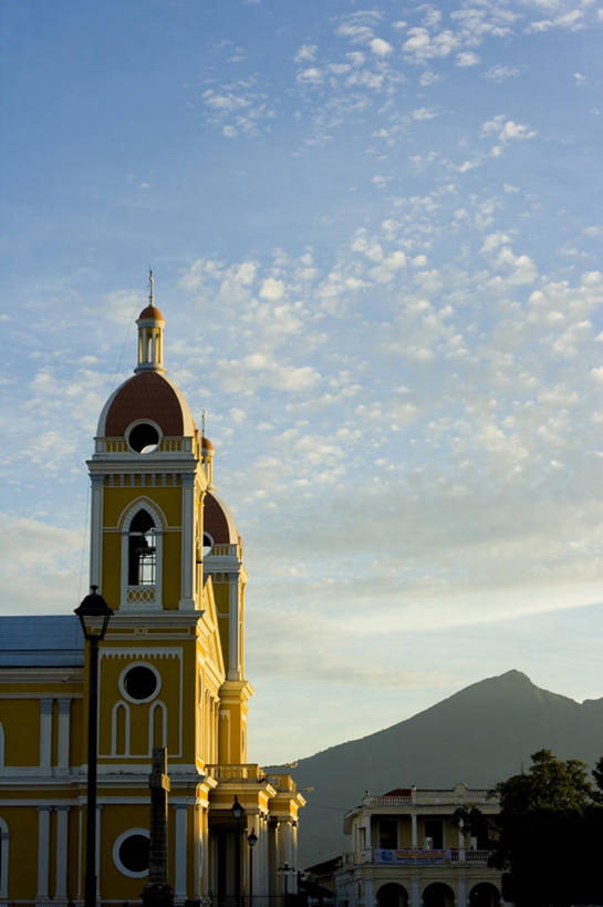 无人,竖图,室外,白天,山,建筑,路灯,尼加拉瓜,云,格拉纳达,天空,摄影,基督教,彩图