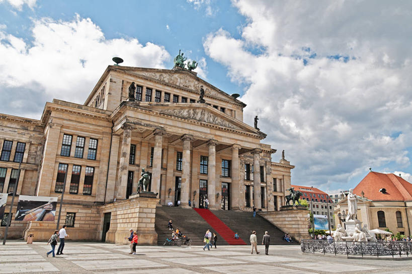 横图,室外,白天,仰视,旅游,楼梯,建筑,德国,柱子,首都,历史,柏林,天空,地标建筑,摄影,德国文化,近卫骑兵露天市集,彩图,低角度拍摄