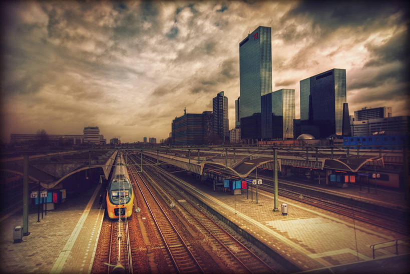 无人,火车站,横图,俯视,室外,白天,天际线,多云,城市,建筑,路,摩天大楼,铁路,火车,车站,荷兰,云,轨道,站台,交通,铁轨,月台,黄昏,办公大楼,运输,摄影,照亮,抵达,市区,鹿特丹,高角度拍摄,铁路车站,铁路站