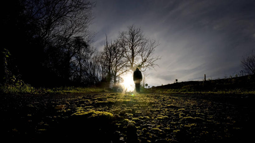 一个人,横图,全景,室外,白天,旅游,度假,美景,太阳,日光,法国,朦胧,模糊,景观,田地,娱乐,背面,风景,天空,自然,享受,休闲,景色,放松,摄影,宁静,自然风光,剪影,逆光,中欧,想法,独处,苦尽甘来