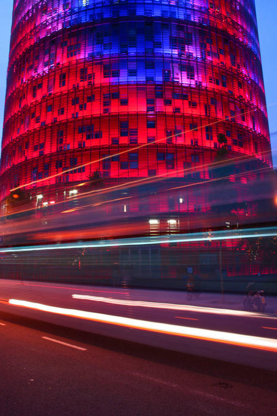 无人,竖图,室外,运动模糊,旅游,度假,城市,建筑,街道,西班牙,巴塞罗那,巴士,光亮,现代,黄昏,地标建筑,运输,摄影,照亮,加泰隆尼亚,伊比利亚半岛,阿格巴塔,旅行,巴塞罗那省