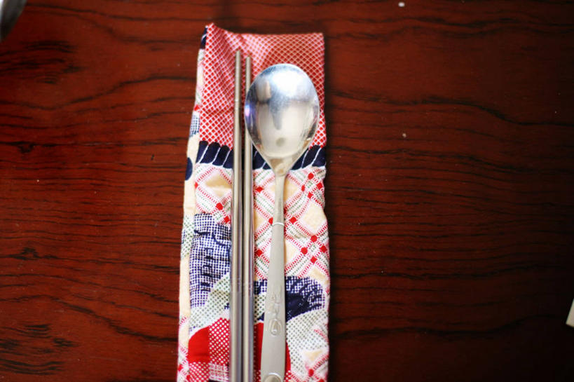 无人,横图,俯视,特写,家具,筷子,桌子,餐具,北京,中国,光线,金属,包,木纹,叉,光芒,首都,汤匙,摄影,高雅,简单,零钱包,中国文化,东亚,东亚文化,北京市,高角度拍摄