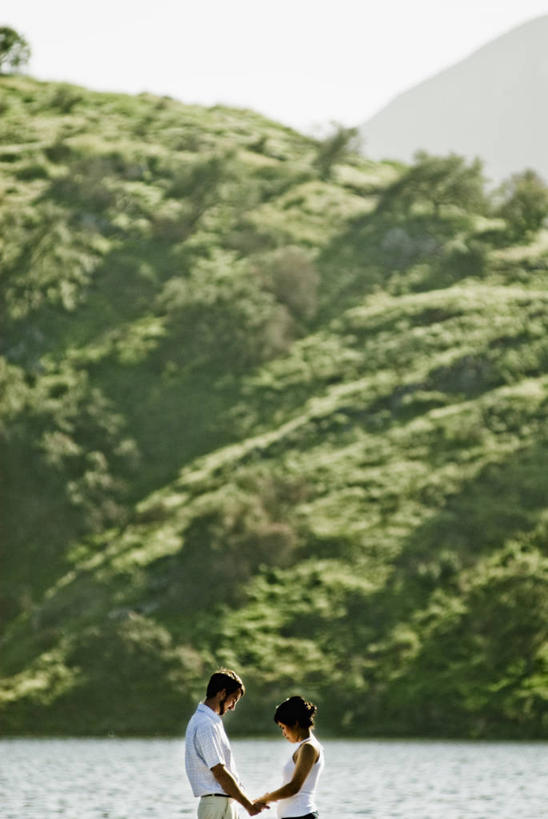 西方人,成年人,人群,夫妻,站,竖图,室外,白天,侧面,爱情,河流,山,欧洲,美国,欧洲人,连接,反射,流水,浪漫,拿着,注视,休闲装,衣服,天空,观察,看,恩爱,恋人,摄影,观看,察看,关爱,关注,圣地牙哥市,异性恋,男人,年轻男性,年轻女性,女人,白种人,亚洲人,中国人,年轻人,夫妇,情侣,手牵手,半身,爱,伴侣