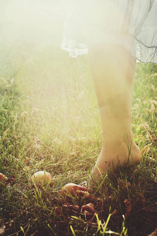 成年人,腿,一个人,站,竖图,室外,白天,镜头眩光,裙子,苹果,水果,欧洲,仅一个女性,首都,饮食,草,自然,赤脚,人体,摄影,环境,中东,四肢,安卡拉