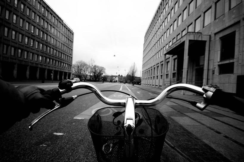 手,一个人,横图,室外,白天,建筑,街道,摩托车,丹麦,机动车,首都,拿着,手套,骑车,运输,人体,摄影,部分,手把,斯堪狄纳维亚半岛,哥本哈根,西兰岛