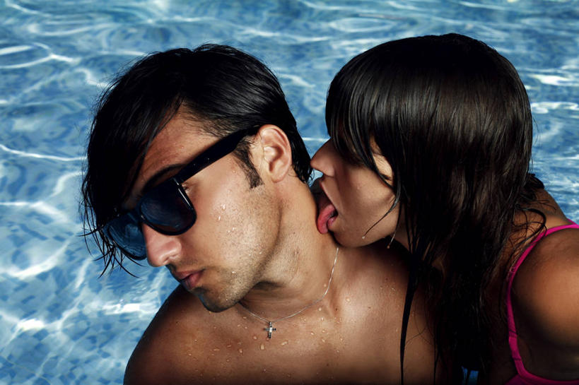 成年人,脸,头,脸颊,鬓角,头发,两个人,横图,室外,侧面,性感,意大利,湿,十字架,水面,裸露,肩膀,黑色,太阳镜,靠,靠着,舔,摄影,南欧,裸,项坠,尤物,年轻男性,年轻女性,年轻人,头部,长发,脸部,脸蛋,面部,彩图,爱,短发